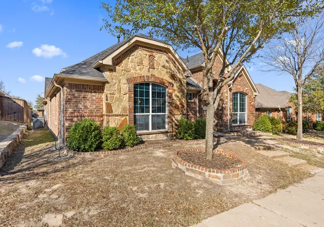 Photo 2 of Single family home for sale at 433 Castle St, De Soto, TX 75115 | MLS# 21355782 | Listing updated on 2026-09-14