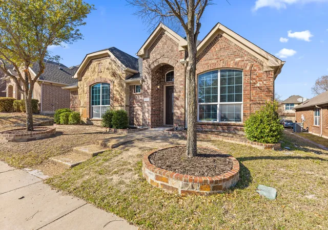 Photo 3 of Single family home for sale at 433 Castle St, De Soto, TX 75115 | MLS# 21355782 | Listing updated on 2026-09-14