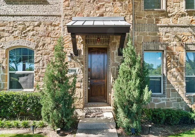 Photo 1 of Sale Pending at 559 W Royal Ln, Irving, TX 75039 | MLS# 21358005 | Listing updated on 2026-10-03