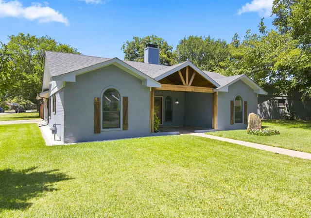 Photo 1 of Single family home for sale at 6909 Sandalwood Ln, Fort Worth, TX 76116 | MLS# 21357319 | Listing updated on 2026-09-12