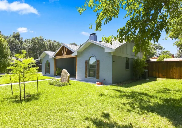 Photo 2 of Single family home for sale at 6909 Sandalwood Ln, Fort Worth, TX 76116 | MLS# 21357319 | Listing updated on 2026-09-12