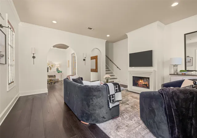 Photo 2 of Sale Pending at 3633 Crestline Rd, Fort Worth, TX 76107 | MLS# 21357287 | Listing updated on 2026-09-10