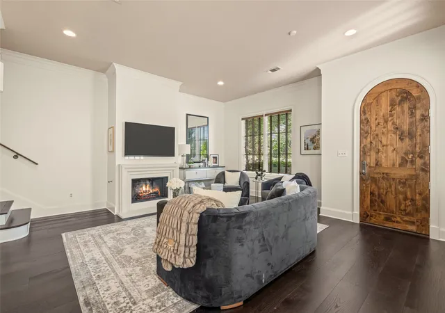 Photo 3 of Sale Pending at 3633 Crestline Rd, Fort Worth, TX 76107 | MLS# 21357287 | Listing updated on 2026-09-10