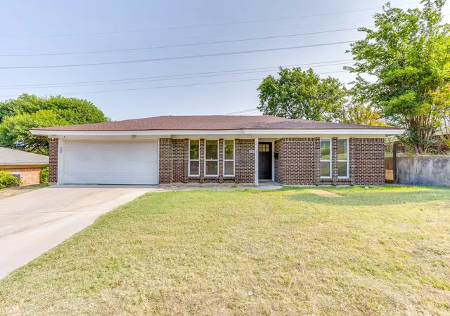 Photo 2 of Single family home for sale at 332 W Hallmark Dr, Fort Worth, TX 76134 | MLS# 21351455 | Listing updated on 2026-09-08