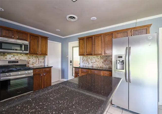 Photo 3 of Single family home for sale at 5810 Lovers Ln, Shreveport, LA 71105 | MLS# 21359422 | Listing updated on 2026-09-13