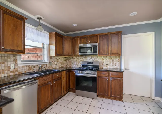 Photo 4 of Single family home for sale at 5810 Lovers Ln, Shreveport, LA 71105 | MLS# 21359422 | Listing updated on 2026-09-13