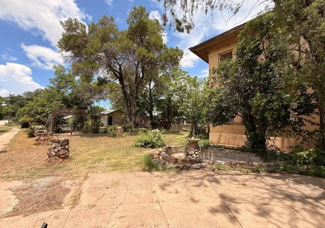 Photo 3 of Sale Pending at 806 S Willow St, Brady, TX 76825 | MLS# 21359339 | Listing updated on 2026-09-15