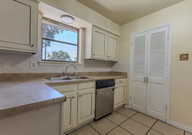 Photo 4 of Sale Pending at 617 Parkview Ln, Richardson, TX 75080 | MLS# 21355472 | Listing updated on 2026-09-21