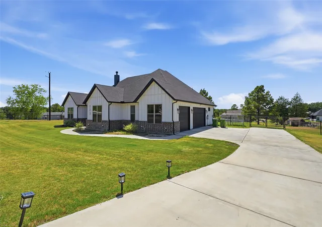 Photo 3 of Single family home for sale at 125 County Road 4865, Azle, TX 76020 | MLS# 21358672 | Listing updated on 2026-09-12