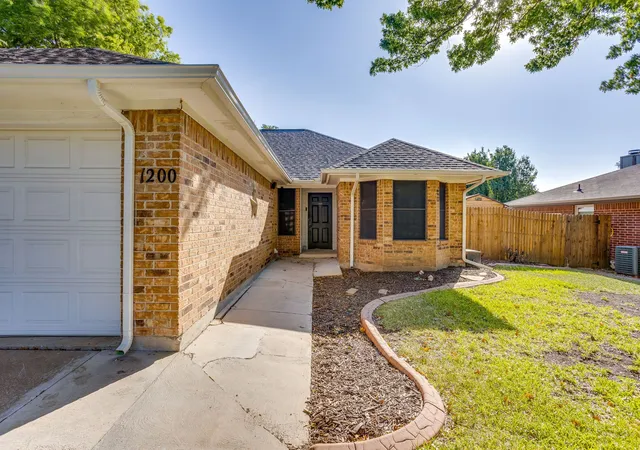 Photo 3 of Single family home for sale at 1200 Windy Meadows Dr, Burleson, TX 76028 | MLS# 21323402 | Listing updated on 2026-09-11