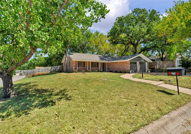 Photo 2 of Single family home for sale at 601 State St, Weatherford, TX 76086 | MLS# 21356490 | Listing updated on 2026-09-14