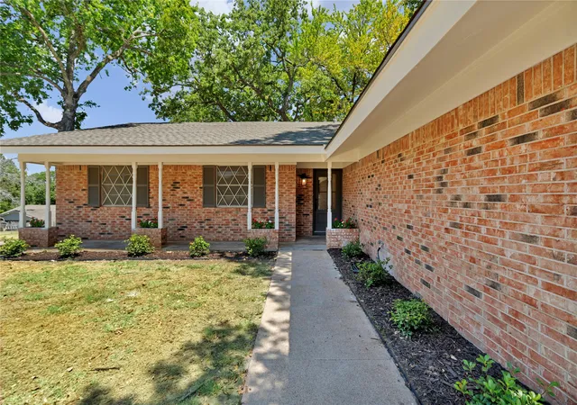 Photo 3 of Single family home for sale at 601 State St, Weatherford, TX 76086 | MLS# 21356490 | Listing updated on 2026-09-14
