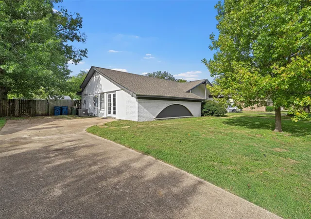 Photo 2 of Single family home for sale at 129 Texas Ave, Hewitt, TX 76643 | MLS# 21354362 | Listing updated on 2026-10-04