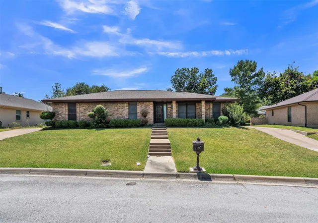 Photo 2 of Sale Pending at 6808 Winchester Ct, Fort Worth, TX 76133 | MLS# 21358503 | Listing updated on 2026-09-12