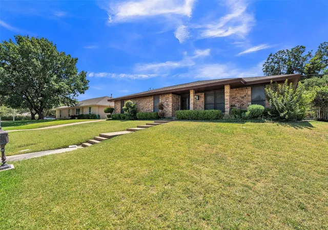 Photo 3 of Sale Pending at 6808 Winchester Ct, Fort Worth, TX 76133 | MLS# 21358503 | Listing updated on 2026-09-12