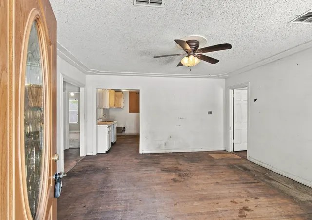 Photo 3 of Sale Pending at 1013 Oak St, Grand Prairie, TX 75050 | MLS# 21359105 | Listing updated on 2026-09-14