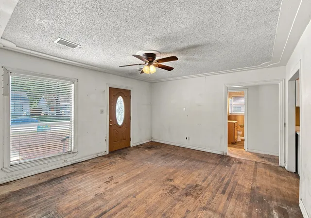 Photo 4 of Sale Pending at 1013 Oak St, Grand Prairie, TX 75050 | MLS# 21359105 | Listing updated on 2026-09-14