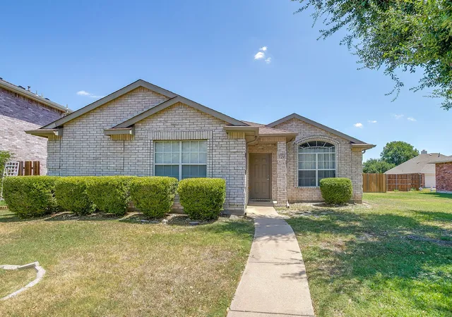 Photo 2 of Single family home for sale at 924 Thistle Cir, Allen, TX 75002 | MLS# 21347220 | Listing updated on 2026-09-10