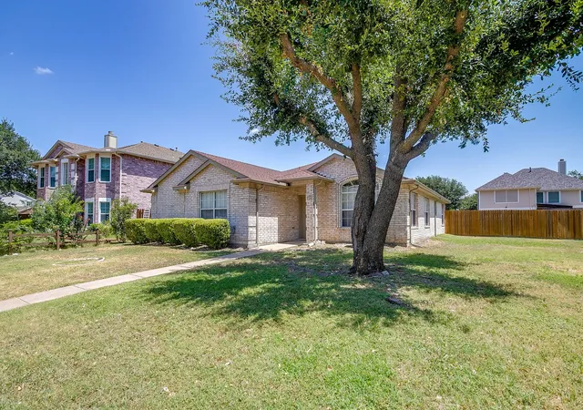 Photo 3 of Single family home for sale at 924 Thistle Cir, Allen, TX 75002 | MLS# 21347220 | Listing updated on 2026-09-10