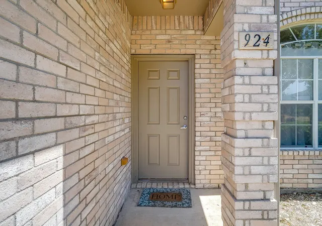 Photo 3 of Single family home for sale at 924 Thistle Cir, Allen, TX 75002 | MLS# 21347220 | Listing updated on 2026-09-10