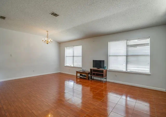 Photo 4 of Single family home for sale at 924 Thistle Cir, Allen, TX 75002 | MLS# 21347220 | Listing updated on 2026-09-10