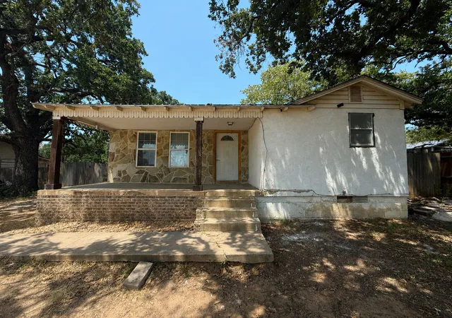 Photo 1 of Single family home for sale at 711 Kerley St, Denton, TX 76205 | MLS# 21358476 | Listing updated on 2026-09-08