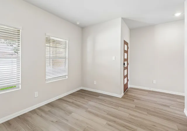 Photo 4 of Sale Pending at 713 Stirling Wy, Sherman, TX 75092 | MLS# 21359634 | Listing updated on 2026-09-09