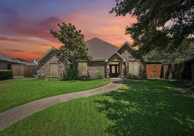 Photo 1 of Sale Pending at 925 Spring Brook Dr, Allen, TX 75002 | MLS# 21356036 | Listing updated on 2026-10-03