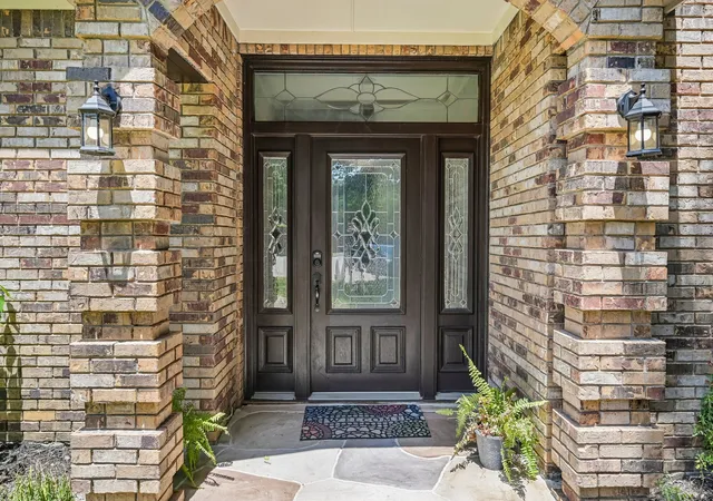 Photo 2 of Sale Pending at 925 Spring Brook Dr, Allen, TX 75002 | MLS# 21356036 | Listing updated on 2026-10-03