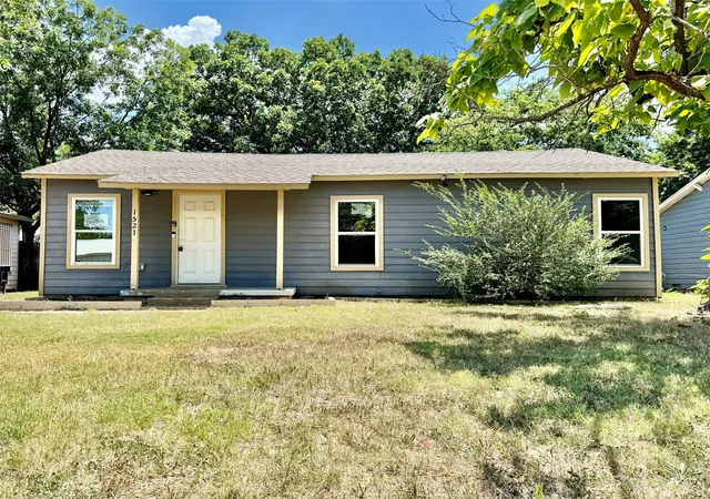 Photo 1 of Sale Pending at 1521 Withers St, Fort Worth, TX 76105 | MLS# 21341609 | Listing updated on 2026-09-09