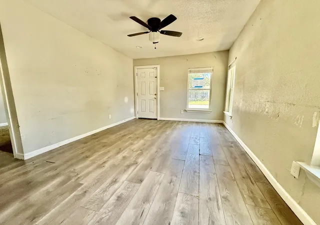 Photo 2 of Sale Pending at 1521 Withers St, Fort Worth, TX 76105 | MLS# 21341609 | Listing updated on 2026-09-09