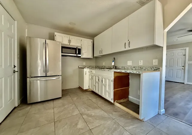 Photo 3 of Sale Pending at 1521 Withers St, Fort Worth, TX 76105 | MLS# 21341609 | Listing updated on 2026-09-09