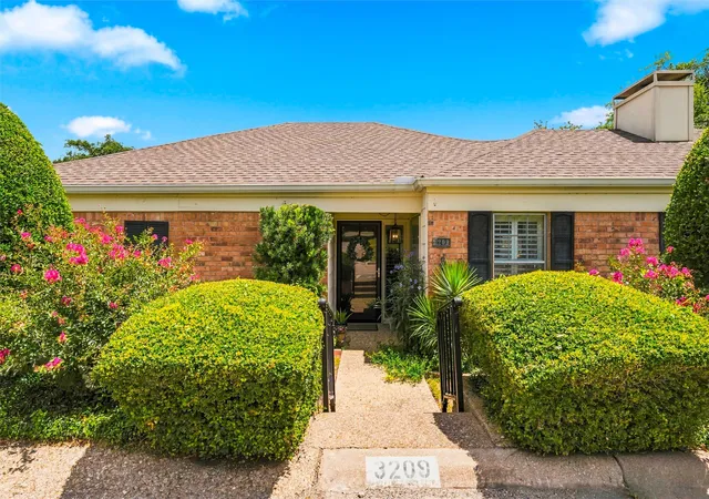Photo 2 of Single family home for sale at 3209 Creekwood Cir, Waco, TX 76710 | MLS# 21359720 | Listing updated on 2026-09-12