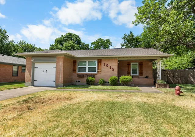 Photo 1 of Single family home for sale at 1015 W Sycamore St, Sherman, TX 75092 | MLS# 21359845 | Listing updated on 2026-10-01