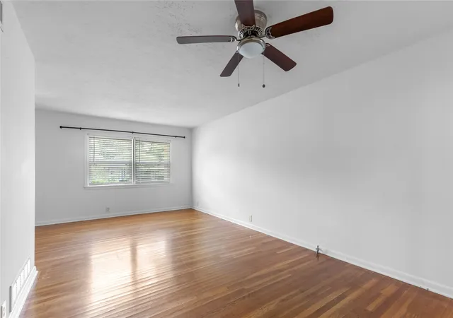 Photo 2 of Single family home for sale at 1015 W Sycamore St, Sherman, TX 75092 | MLS# 21359845 | Listing updated on 2026-10-01