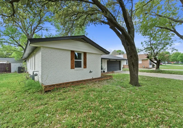 Photo 3 of Single family home for sale at 1920 Canterbury St, Irving, TX 75062 | MLS# 21359895 | Listing updated on 2026-09-09