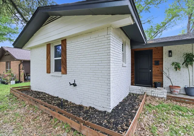Photo 3 of Single family home for sale at 1920 Canterbury St, Irving, TX 75062 | MLS# 21359895 | Listing updated on 2026-10-01