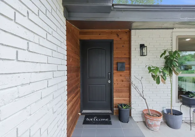 Photo 4 of Single family home for sale at 1920 Canterbury St, Irving, TX 75062 | MLS# 21359895 | Listing updated on 2026-10-01
