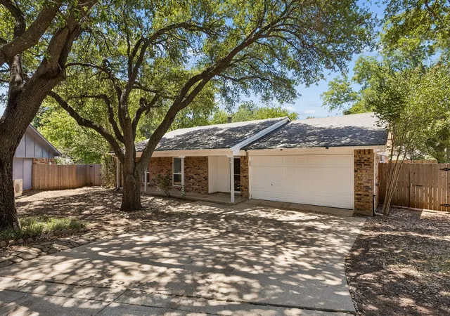 Photo 2 of Sale Pending at 2612 Rush Valley Ct, Arlington, TX 76016 | MLS# 21358059 | Listing updated on 2026-09-13