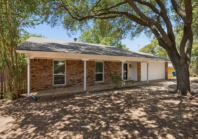 Photo 3 of Sale Pending at 2612 Rush Valley Ct, Arlington, TX 76016 | MLS# 21358059 | Listing updated on 2026-09-13