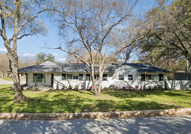 Photo 2 of Single family home for sale at 1828 Ems Rd E, Fort Worth, TX 76116 | MLS# 21359731 | Listing updated on 2026-09-13