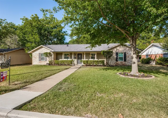Photo 2 of Sale Pending at 407 Floyd St, Waxahachie, TX 75165 | MLS# 21359950 | Listing updated on 2026-09-08