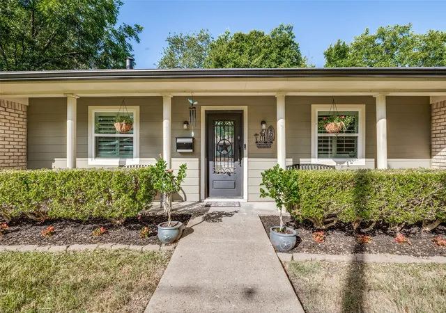 Photo 3 of Sale Pending at 407 Floyd St, Waxahachie, TX 75165 | MLS# 21359950 | Listing updated on 2026-09-08