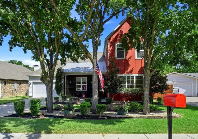 Photo 1 of Single family home for sale at 1300 Worthington St, Grapevine, TX 76051 | MLS# 21358761 | Listing updated on 2026-09-22