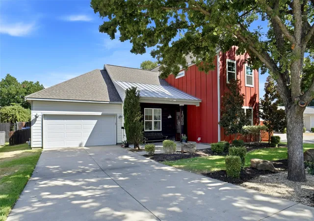 Photo 2 of Single family home for sale at 1300 Worthington St, Grapevine, TX 76051 | MLS# 21358761 | Listing updated on 2026-09-22