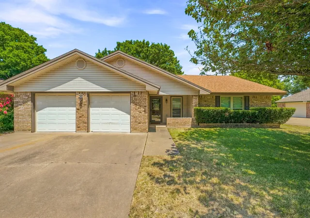 Photo 1 of Single family home for sale at 142 Blue Jay St, Stephenville, TX 76401 | MLS# 21355265 | Listing updated on 2026-09-08