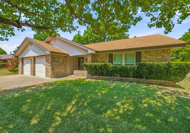 Photo 2 of Single family home for sale at 142 Blue Jay St, Stephenville, TX 76401 | MLS# 21355265 | Listing updated on 2026-09-08