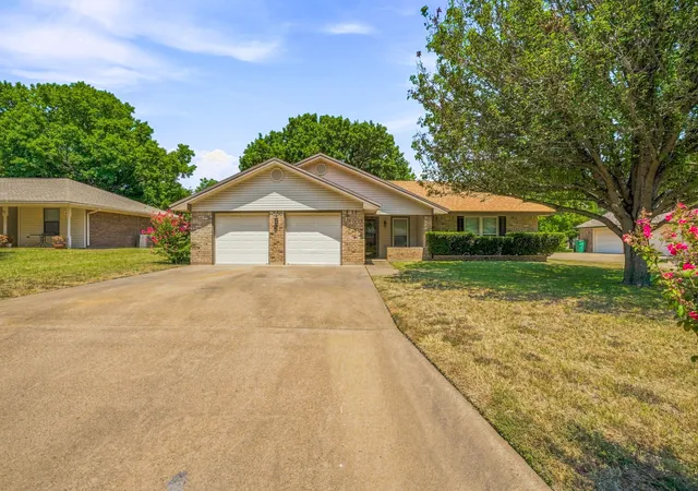 Photo 3 of Single family home for sale at 142 Blue Jay St, Stephenville, TX 76401 | MLS# 21355265 | Listing updated on 2026-09-08