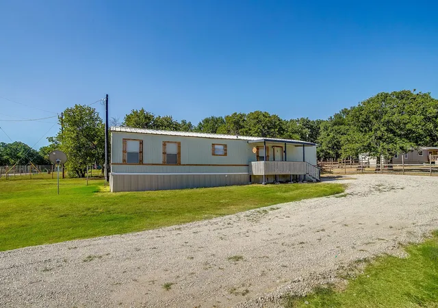 Photo 3 of Sale Pending at 173 Briar Oaks Dr, Azle, TX 76020 | MLS# 21360081 | Listing updated on 2026-09-17