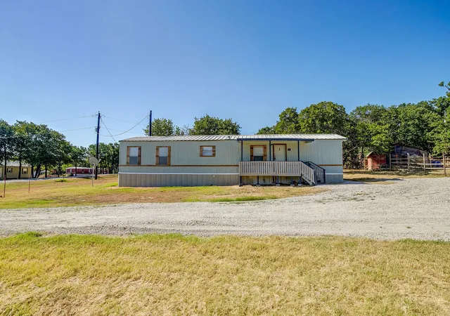 Photo 3 of Sale Pending at 173 Briar Oaks Dr, Azle, TX 76020 | MLS# 21360081 | Listing updated on 2026-09-17